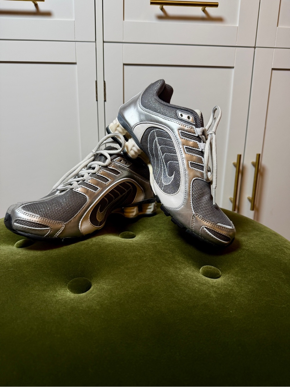 Women’s Nik Shox NZ VTG 2010 Metallic Silver Grey Sneakers Size 7 Y2K 37775-001
